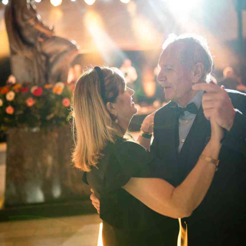 Myslivecký ples Karlovarský jelen se poprvé uskutečnil ve Vřídelní kolonádě