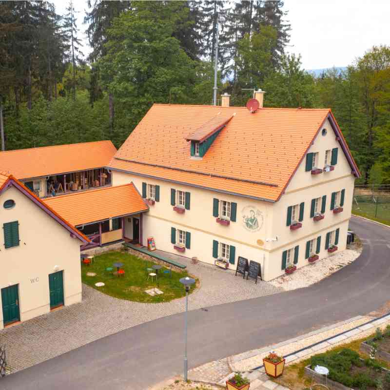 Kavárny, kompostárna a hřbitovní správa. Jak jsou otevřeny o svátcích?