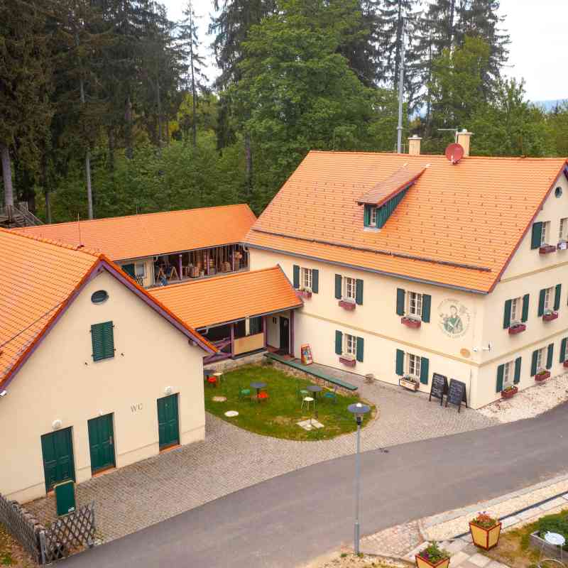 Jarní provoz. Mění se otevírací doby kaváren, kompostárny i hřbitovů