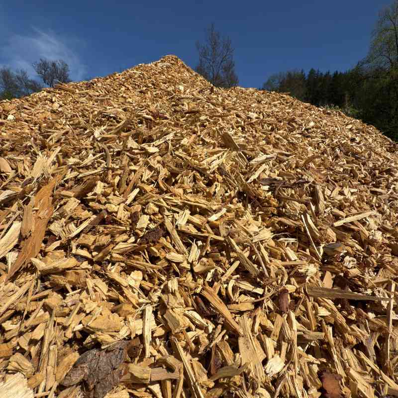 Jaro je v plném proudu. Nabízíme štěpku a zeminu pro Vaši zahradu