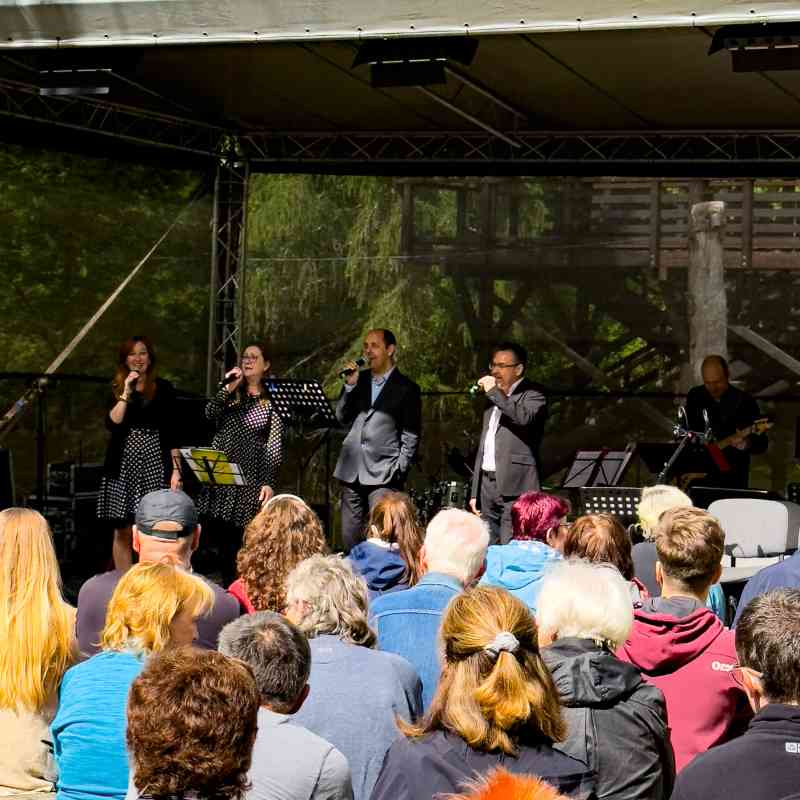 Sinatrovské slavnosti 2026. Swingová oslava v srdci lázeňských lesů v neděli 3. května na Linhartu