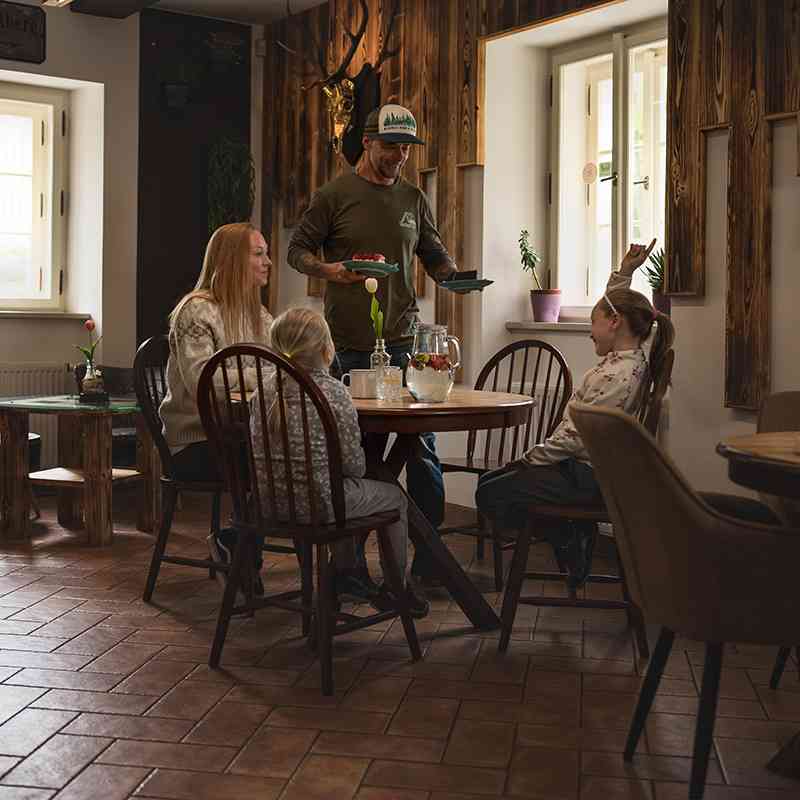 Provoz kaváren v pátek 25. července – otevřeno až od 13:00