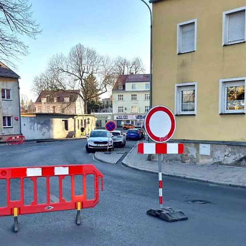 Uzavírka Svobodovy ulice ve Staré Roli. Přístup ke sběrnému dvoru pouze po objízdné trase