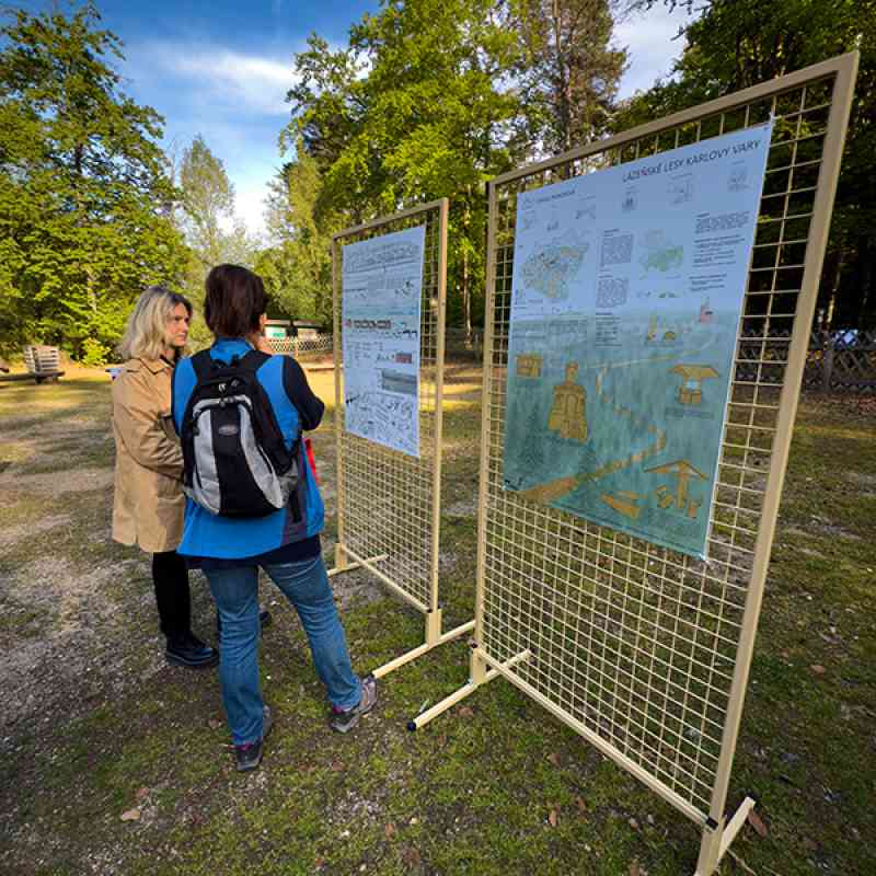 Linhart ukazuje studentské práce Krajinářského ateliéru. Výstava potrvá do 20. června