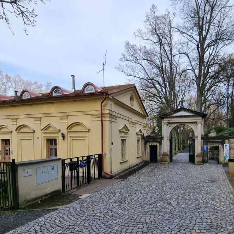 Omezení provozní doby Hřbitovní správy Drahovice v květnu