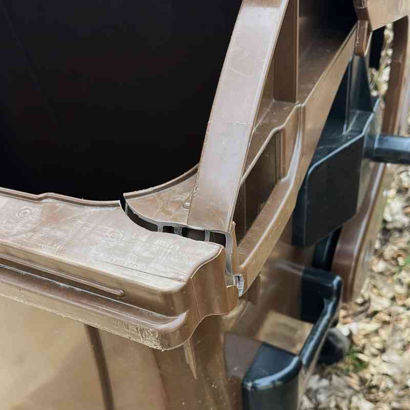 Nepřetěžujte nádoby na bioodpad. Dodržujte jejich maximální nosnost