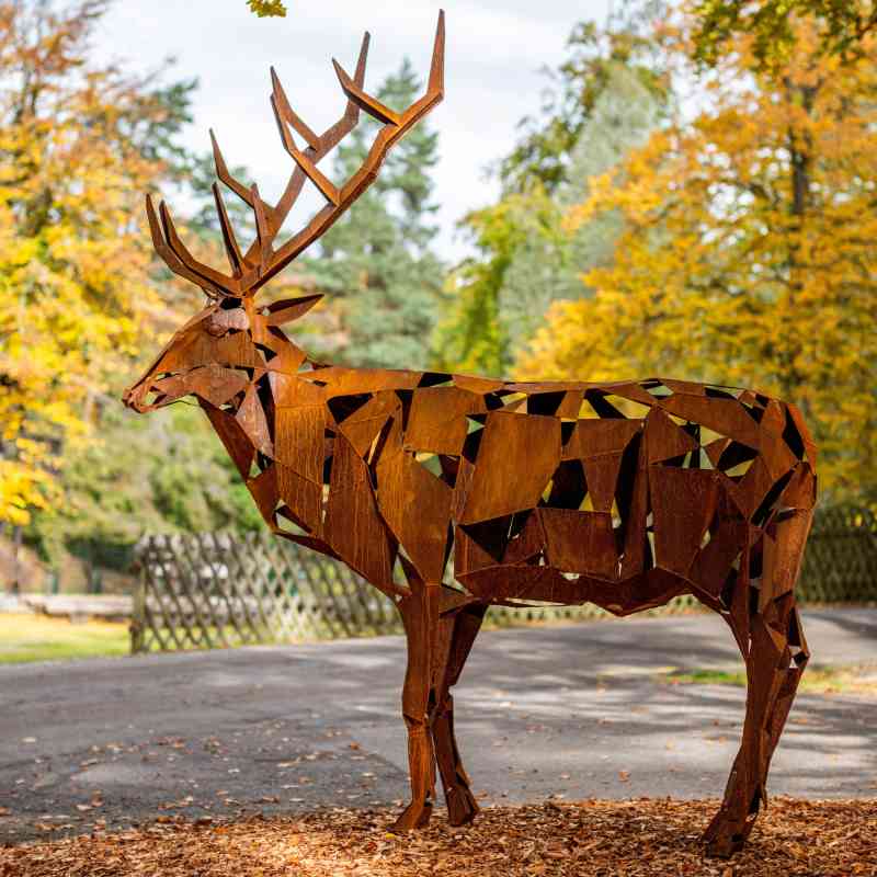 Socha jelena propojuje historii Karlových Varů s vizí Města bez kouře