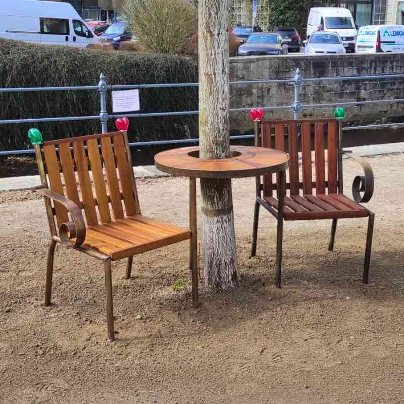 Lavička Václava Havla je po opravě zpět v Sadech Karla IV.