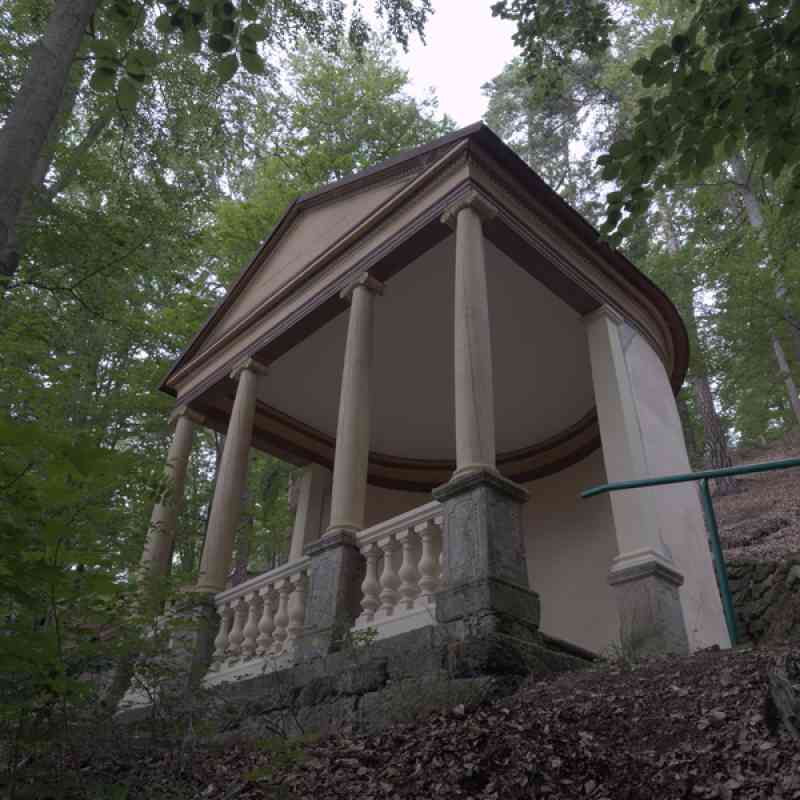 Tip na výlet: Znáte nejstarší výletní altán karlovarských lázeňských lesů?