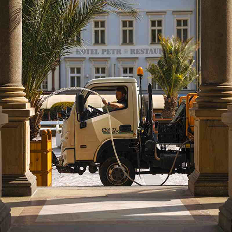 LLPKV intenzivně zalévají stromy a parky. Péče o zeleň je celoroční, v létě v extrémních teplotách klíčová