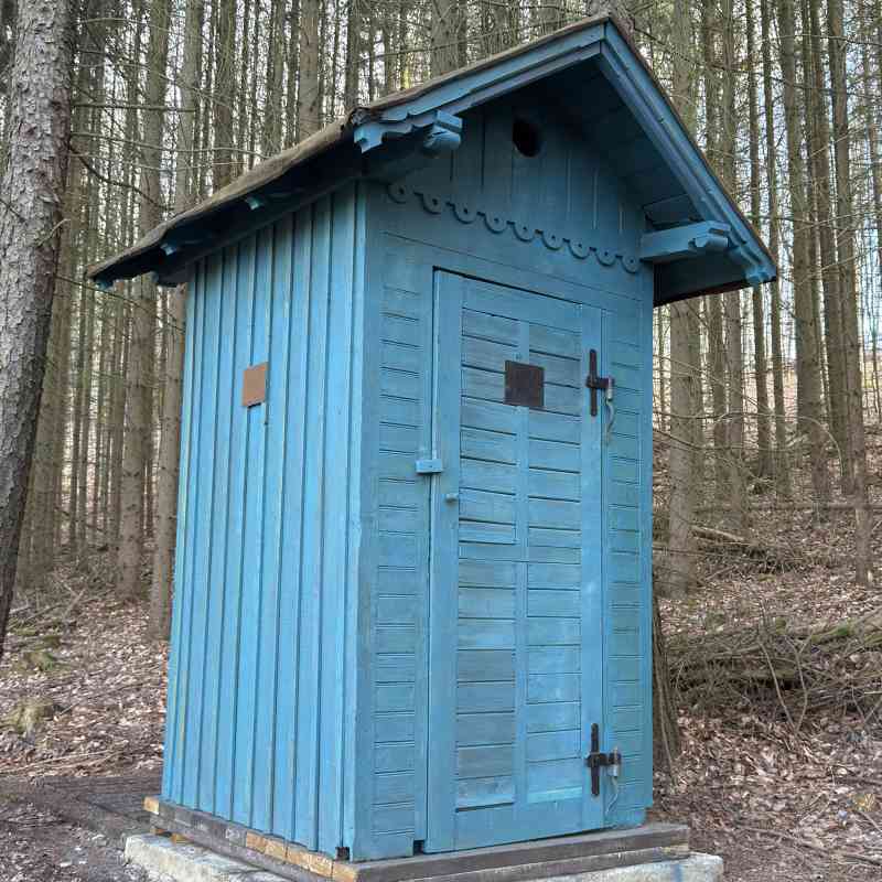 Lázeňské lesy obnovily poslední dochovanou historickou lesní toaletu. Kdysi jich bylo více než sto